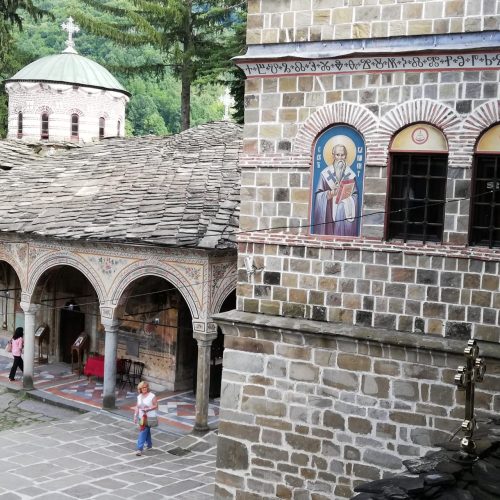 Nicol está disfrutando de este monasterio. En un viajes que hizoen grupo para mujeres que viajan sola yestá disfrutandode una aventura fantástica.