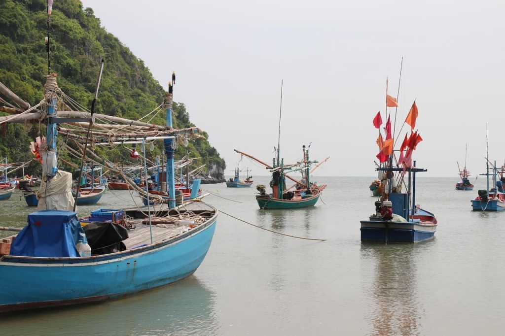 Pequeñas embarcaciones en un amr tranquilo en Tailandia